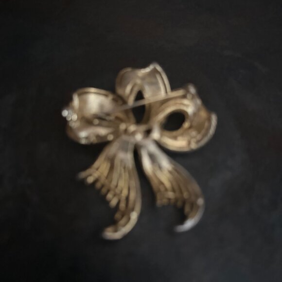 Vintage Lisner Textured Gold Tone Ribbon Bow Brooch - Picture 6 of 8